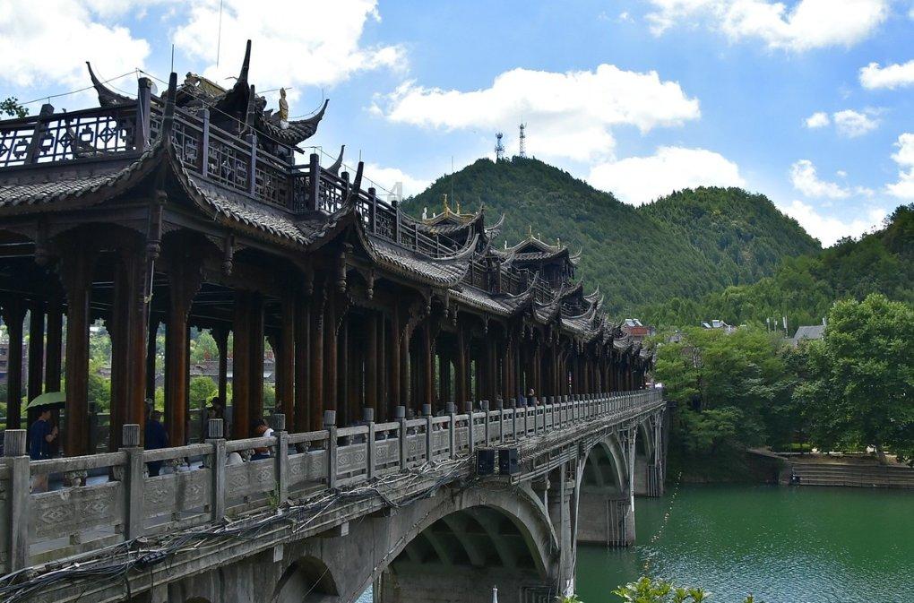 昨天他的父母同意去爬山英语?-专业问答网站